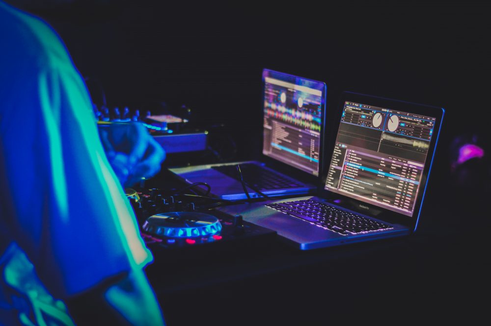 Cuál es el mejor software de DJ para principiantes, Serato, Traktor o  Virtual DJ? - SoundsMarket