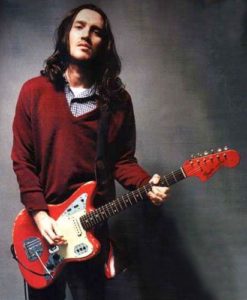 John Frusciante utilizando una Fender Jaguar