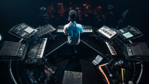 Kygo en un live con muchos teclados y sintetizadores a su disposicion