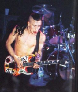 John Frusciante con una Ibanez RG760 en uno de sus primeros directos