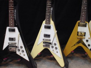 Tres guitarras electricas del tipo Gibson Flying V